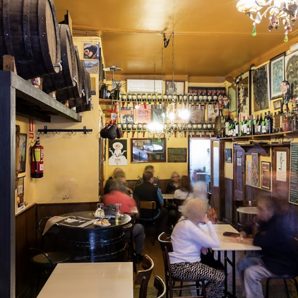 Interior de bar bodega Quimet